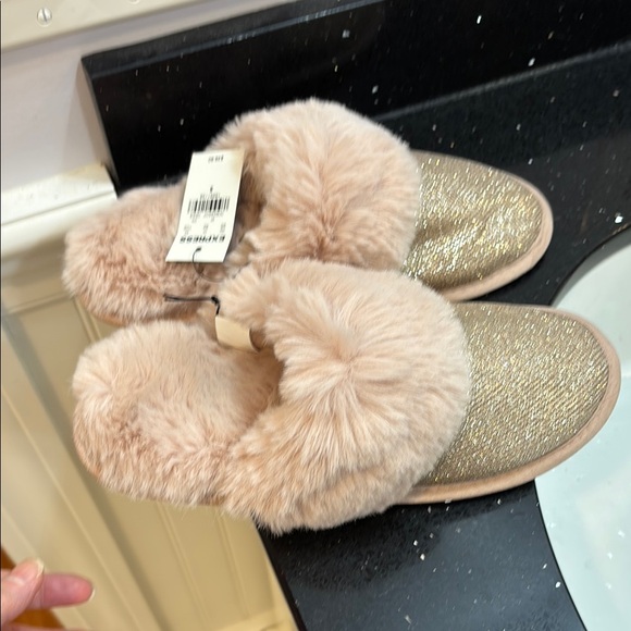 NWT Express Gold Women's Slippers - Picture 5 of 9